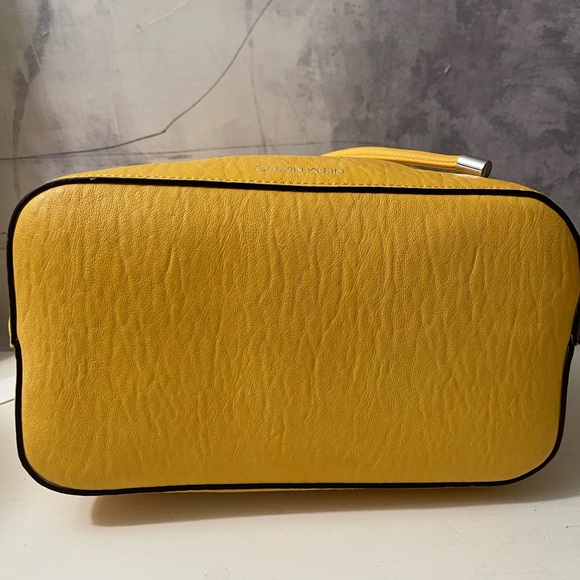 Calvin Klein yellow bucket bag - Picture 7 of 10